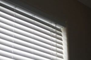cleaning venetian blinds