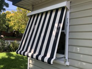 striped-canvas-auto-awning_Traditional-Automatic-Awnings