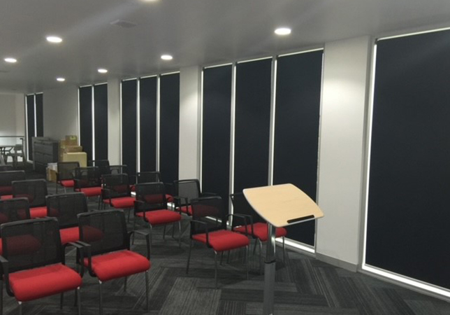 BLOCKOUT-SINGLE-ROLLER-BLINDS-IN-RECCESS---COMMERCIAL-BLINDS-FOR-OFFICES