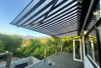 SIENA STANDARD HEALSVILLE WITH BLACK AND WHITE ACRYLIC