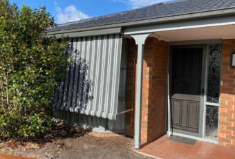 AUTO AWNING WITH 600MM ARMS OVER BAY WINDW 2